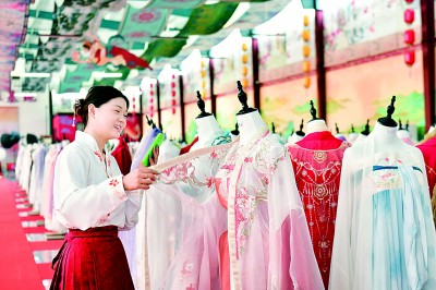 完美体育直播电商：出现新趋势亟待更规范(图2)